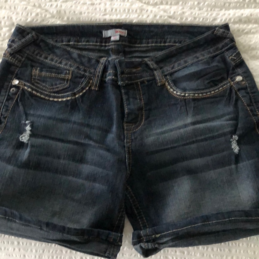 Bongo Cuffed Jean Short Jewel Stone Embroidered Distressed New w/out Tag Size 11